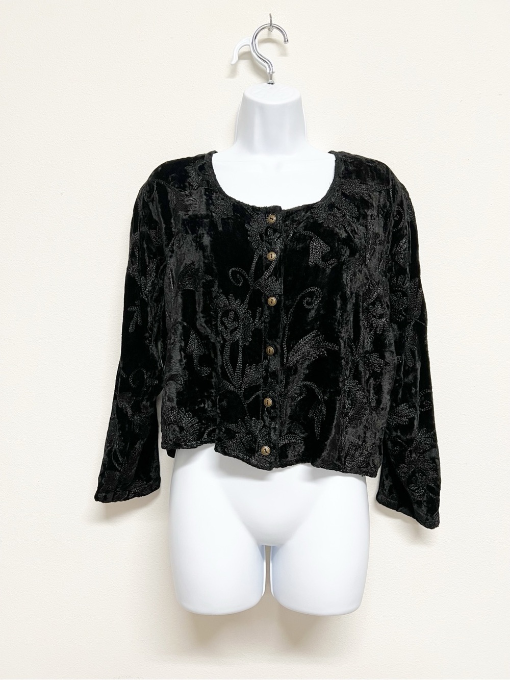 Raaga Womens Vintage 90s Black Velvet Embroidered Button Front Cropped Jacket